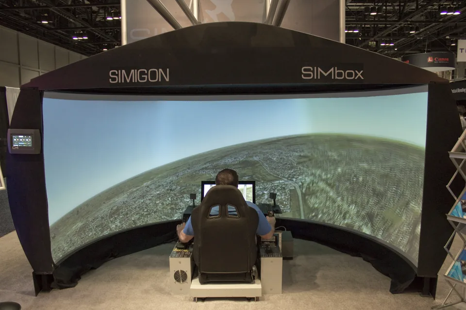 Cockpit station facing a curved display